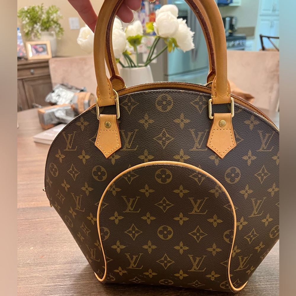 Authentic Louis Vuitton Monogram Ellipse MM 🥰 Awesome condition.